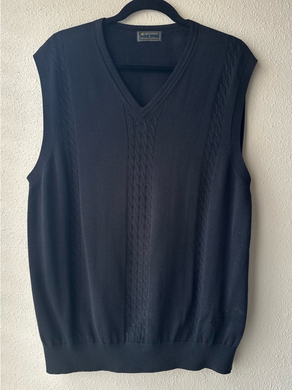 Vintage Descente International Collection Men's Black Cable Knit V-Neck Sweater